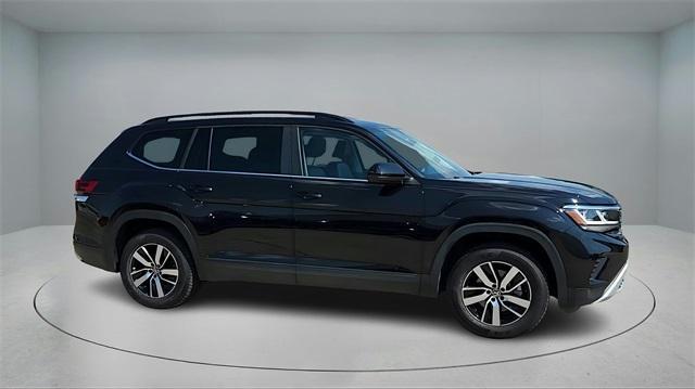 Photo of 2022 Deep Black Pearl Effect Volkswagen Atlas