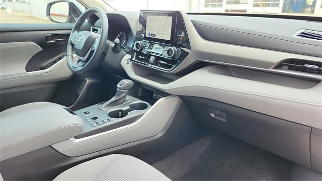 Photo of 2023 Celestial Silver Metallic Toyota Highlander