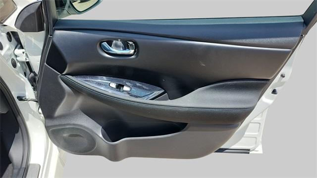 Photo of 2023 White / Black Nissan Leaf