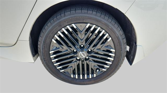 Photo of 2023 White / Black Nissan Leaf