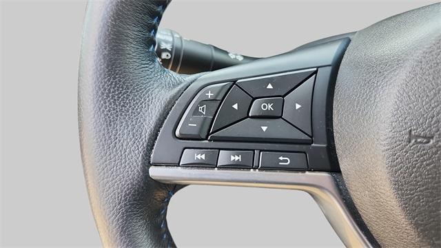 Photo of 2023 White / Black Nissan Leaf