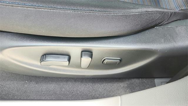 Photo of 2023 White / Black Nissan Leaf