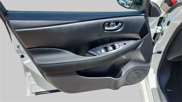 Photo of 2023 White / Black Nissan Leaf