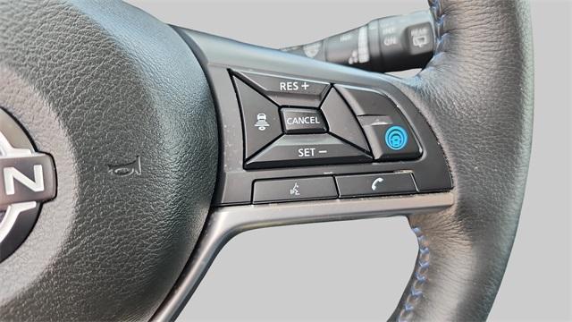 Photo of 2023 White / Black Nissan Leaf