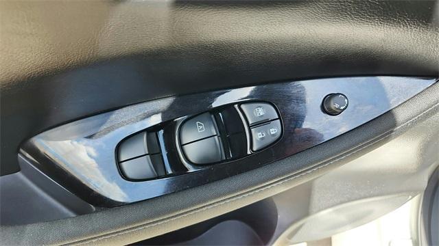 Photo of 2023 White / Black Nissan Leaf