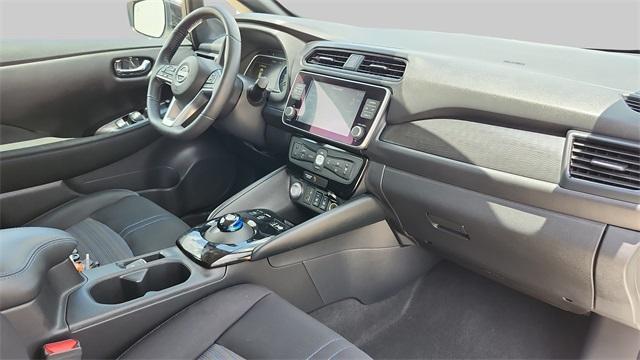 Photo of 2023 White / Black Nissan Leaf