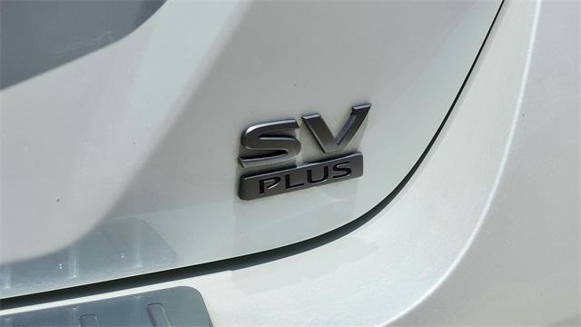 Photo of 2023 White / Black Nissan Leaf
