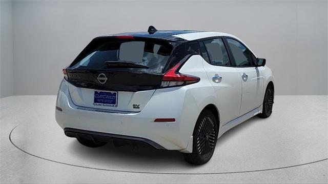 Photo of 2023 White / Black Nissan Leaf