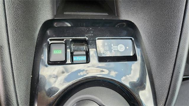 Photo of 2023 White / Black Nissan Leaf