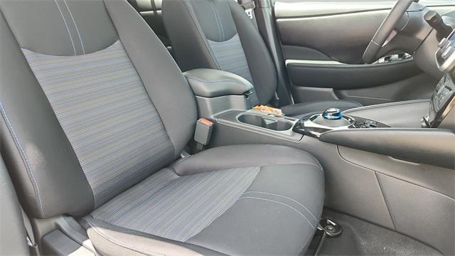 Photo of 2023 White / Black Nissan Leaf