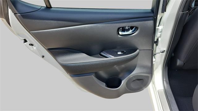 Photo of 2023 White / Black Nissan Leaf