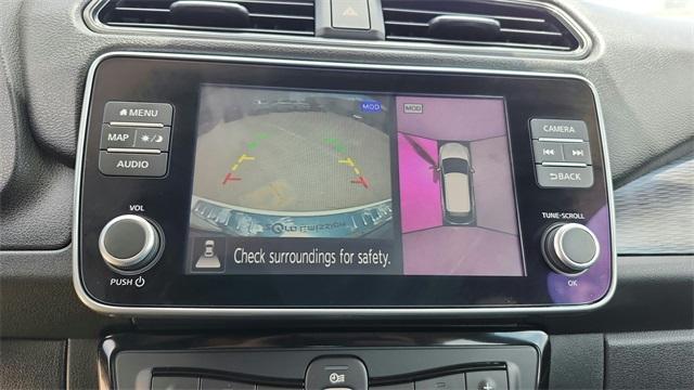 Photo of 2023 White / Black Nissan Leaf