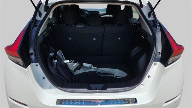 Photo of 2023 White / Black Nissan Leaf