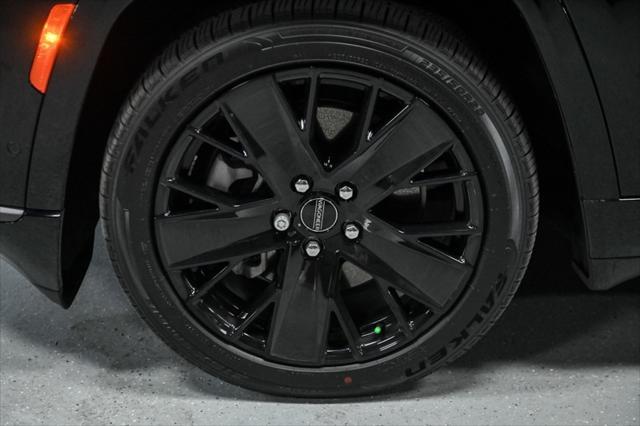 Photo of 2024 Diamond Black Crystal Pearlcoat Jeep Wagoneer S