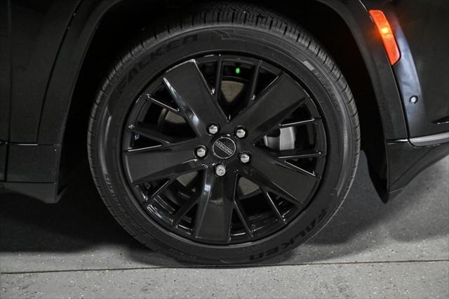 Photo of 2024 Diamond Black Crystal Pearlcoat Jeep Wagoneer S