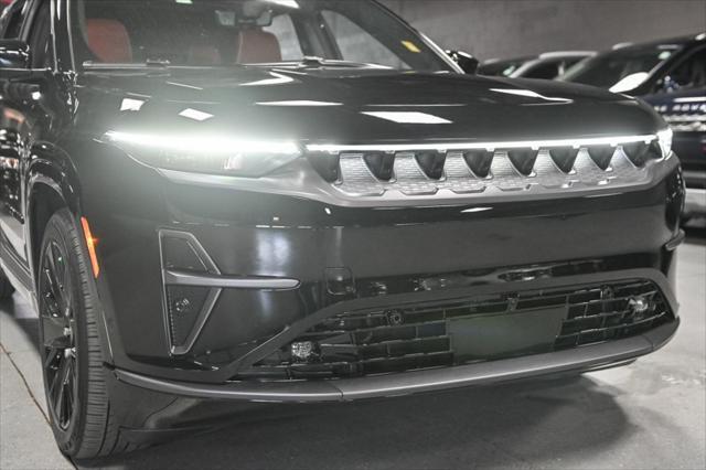 Photo of 2024 Diamond Black Crystal Pearlcoat Jeep Wagoneer S