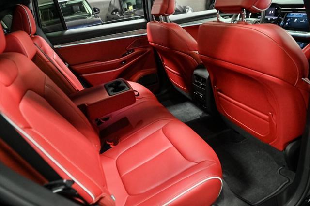 Photo of 2024 Diamond Black Crystal Pearlcoat Jeep Wagoneer S