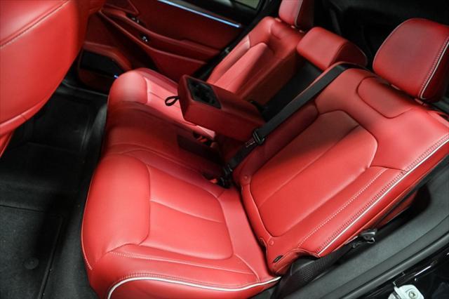 Photo of 2024 Diamond Black Crystal Pearlcoat Jeep Wagoneer S