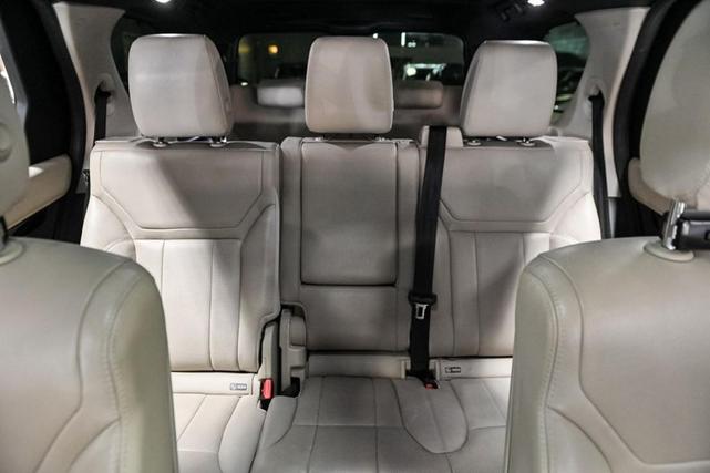 Photo of 2018 Fuji White Land Rover Discovery