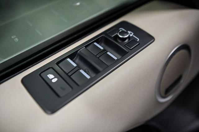 Photo of 2018 Fuji White Land Rover Discovery