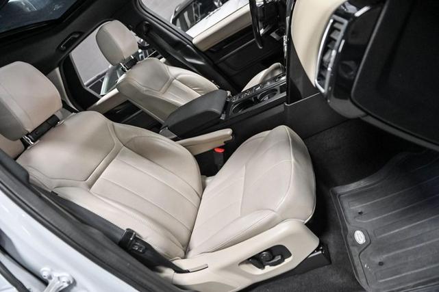 Photo of 2018 Fuji White Land Rover Discovery
