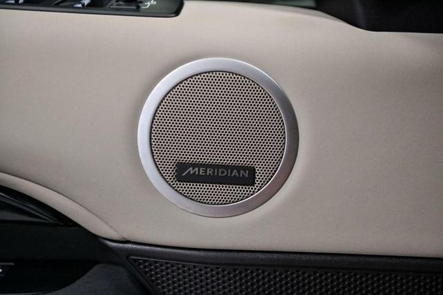 Photo of 2018 Fuji White Land Rover Discovery