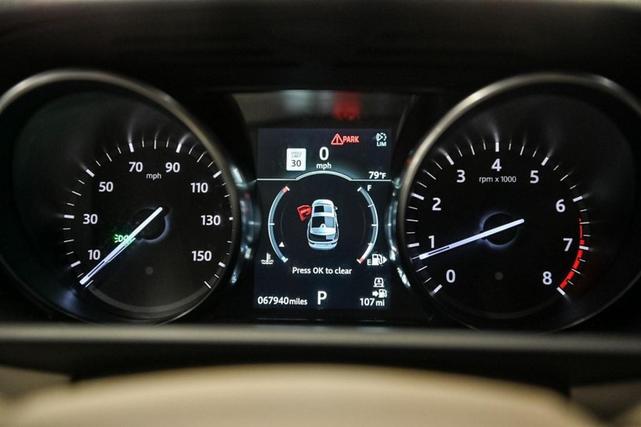Photo of 2018 Fuji White Land Rover Discovery