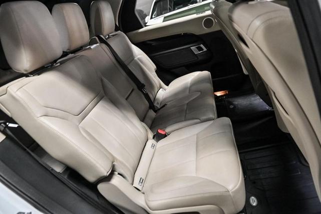Photo of 2018 Fuji White Land Rover Discovery