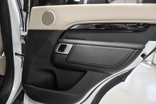 Photo of 2018 Fuji White Land Rover Discovery