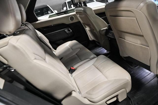Photo of 2018 Fuji White Land Rover Discovery