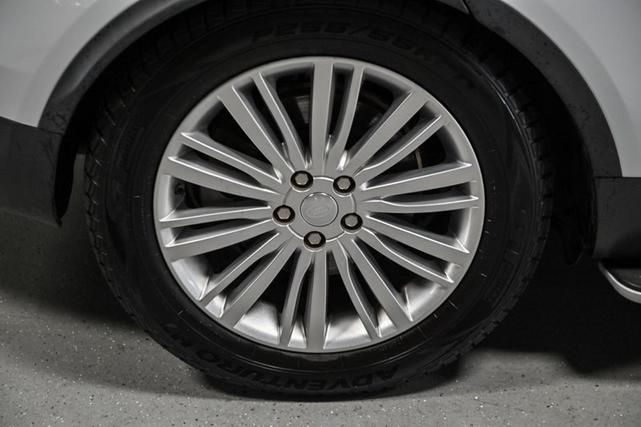 Photo of 2018 Fuji White Land Rover Discovery