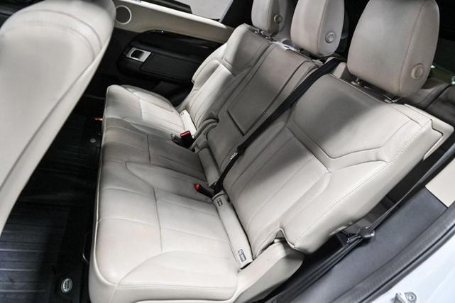 Photo of 2018 Fuji White Land Rover Discovery