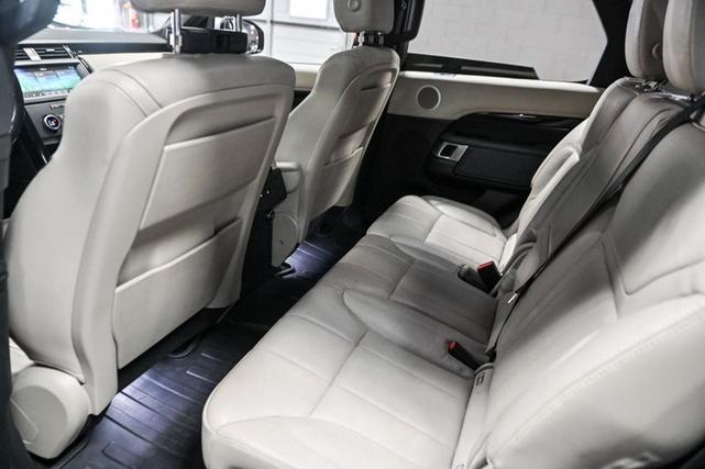 Photo of 2018 Fuji White Land Rover Discovery