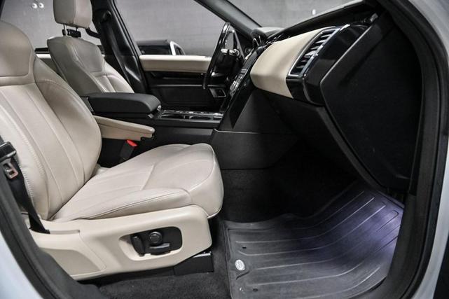 Photo of 2018 Fuji White Land Rover Discovery