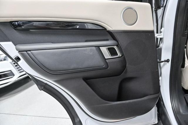 Photo of 2018 Fuji White Land Rover Discovery