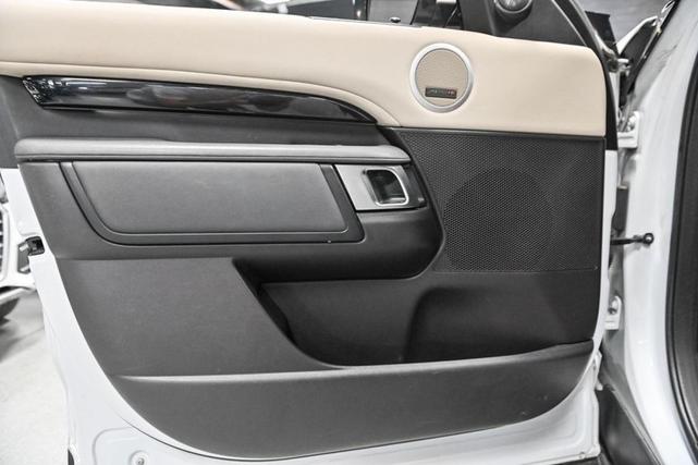 Photo of 2018 Fuji White Land Rover Discovery