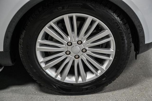 Photo of 2018 Fuji White Land Rover Discovery