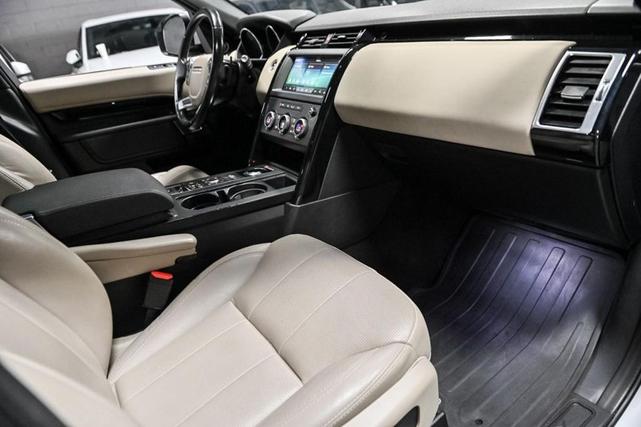 Photo of 2018 Fuji White Land Rover Discovery