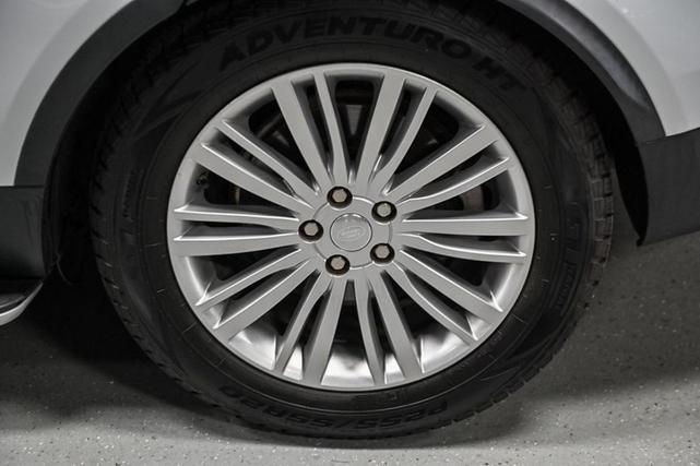 Photo of 2018 Fuji White Land Rover Discovery