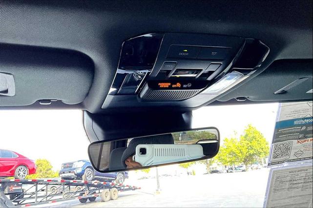 Photo of 2024 Eminent White Pearl Lexus GX 550