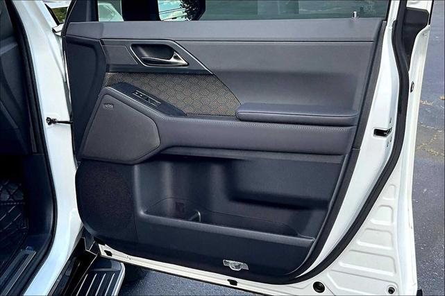 Photo of 2024 Eminent White Pearl Lexus GX 550
