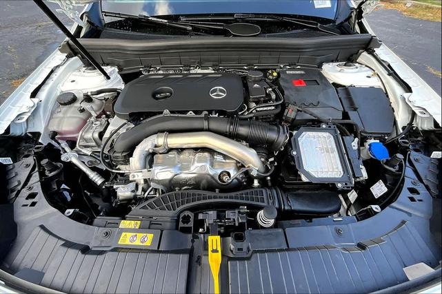 Photo of 2025 Polar White Mercedes-Benz GLB 250