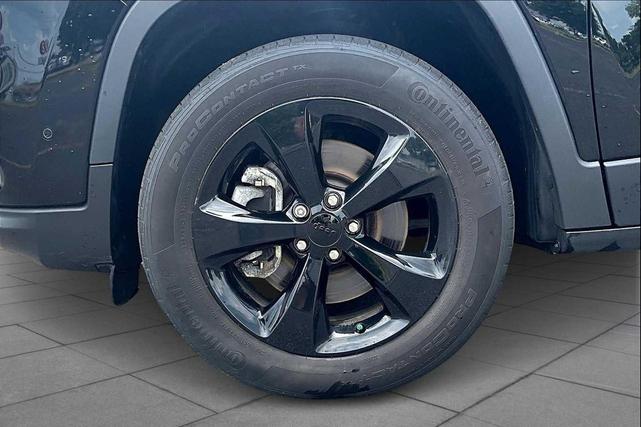 Photo of 2023 Diamond Black Crystal Pearlcoat Jeep Cherokee