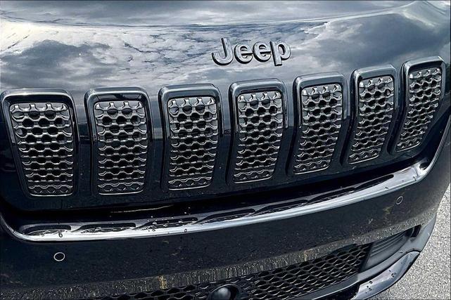 Photo of 2023 Diamond Black Crystal Pearlcoat Jeep Cherokee