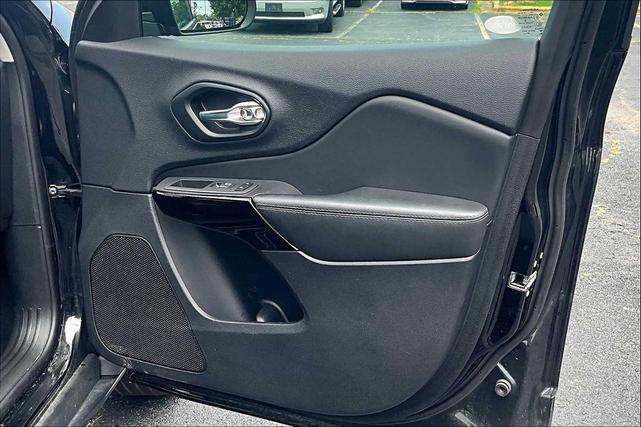 Photo of 2023 Diamond Black Crystal Pearlcoat Jeep Cherokee