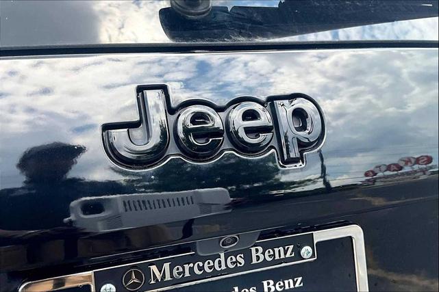 Photo of 2023 Diamond Black Crystal Pearlcoat Jeep Cherokee