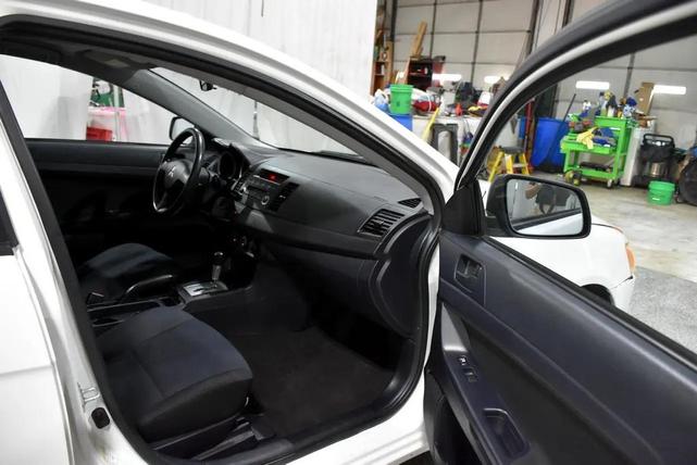 Photo of 2009 White Mitsubishi Lancer