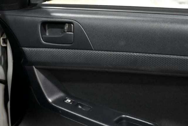 Photo of 2009 White Mitsubishi Lancer