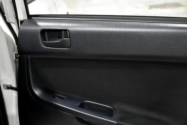 Photo of 2009 White Mitsubishi Lancer