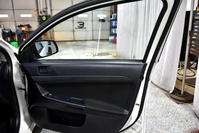 Photo of 2009 White Mitsubishi Lancer